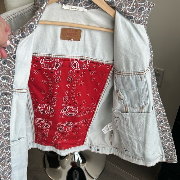 Levi’s Trucker Upcycled Lightwash Denim Vest Red Paisley Bandana Print Unisex - Picture 7 of 17